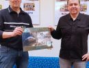 &Uuml;berreichung Naturkalender 2023  v.l. Klaus Gronbach, Matthias Fleck